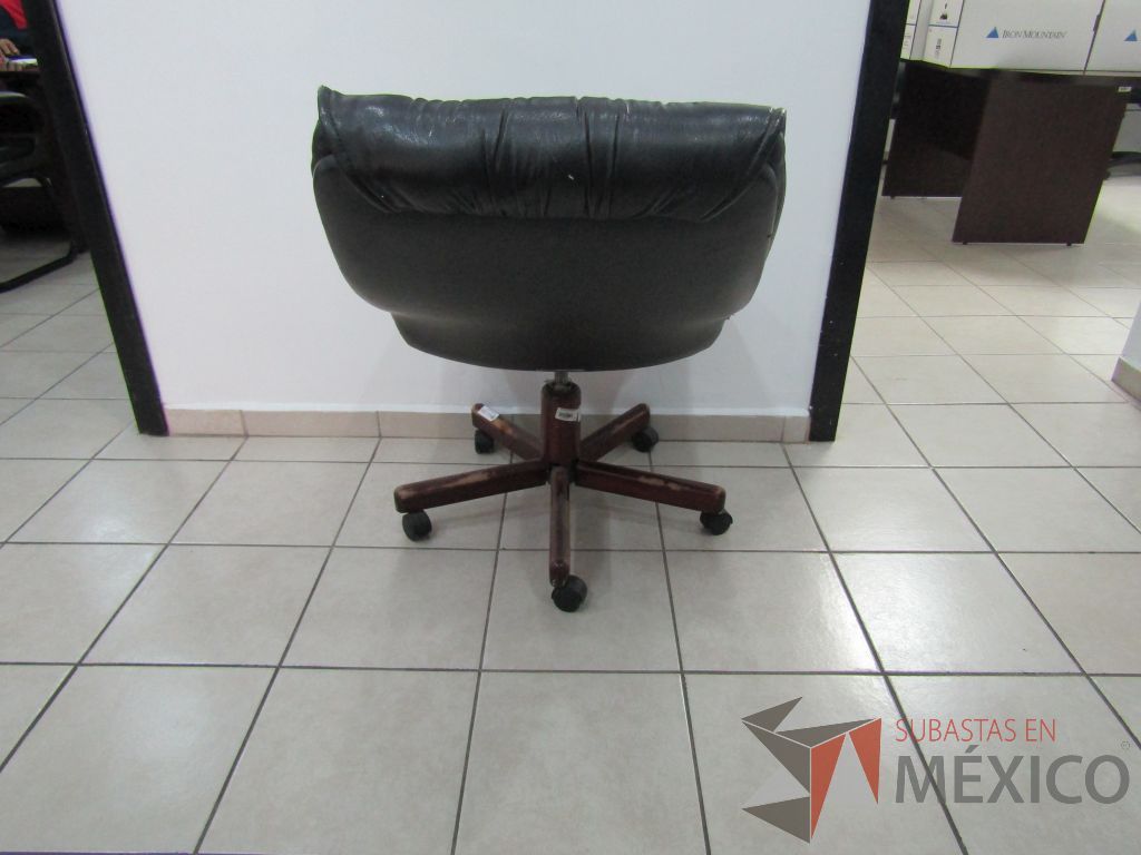 Silla operativa con ruedas, asiento y respaldo tipo piel color negro - Imagen 6