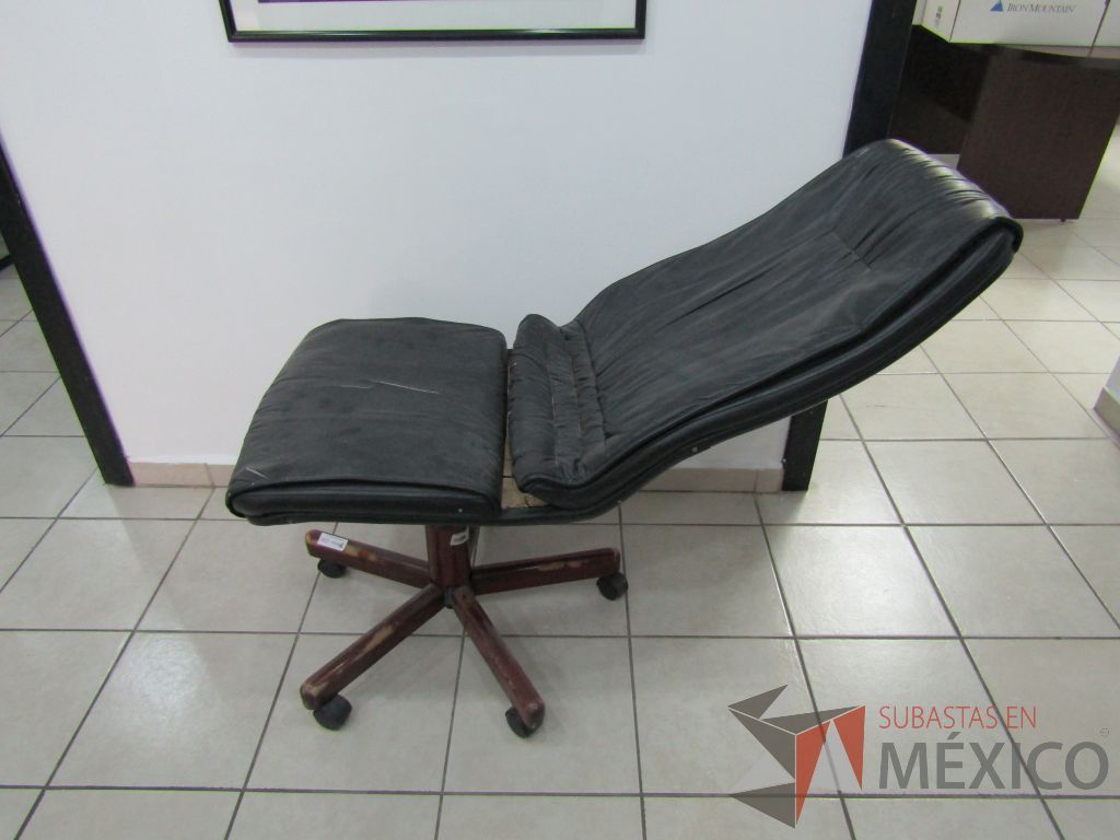 Silla operativa con ruedas, asiento y respaldo tipo piel color negro - Imagen 7