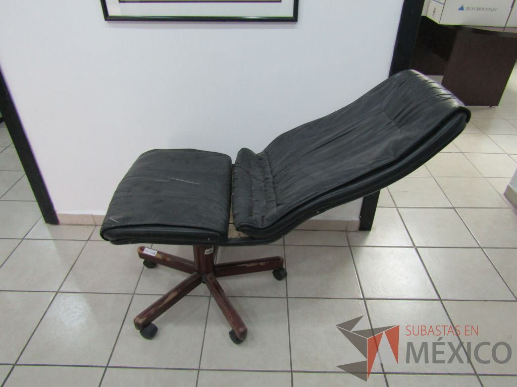 Silla operativa con ruedas, asiento y respaldo tipo piel color negro - Imagen 8