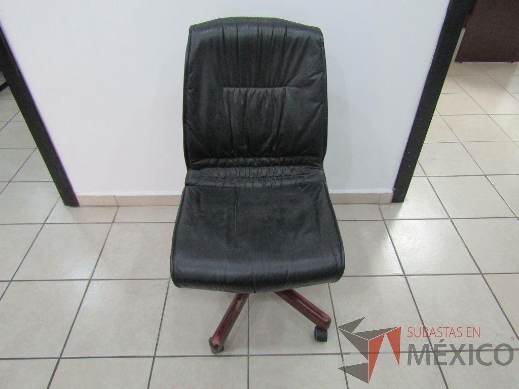 Silla operativa con ruedas, asiento y respaldo tipo piel color negro