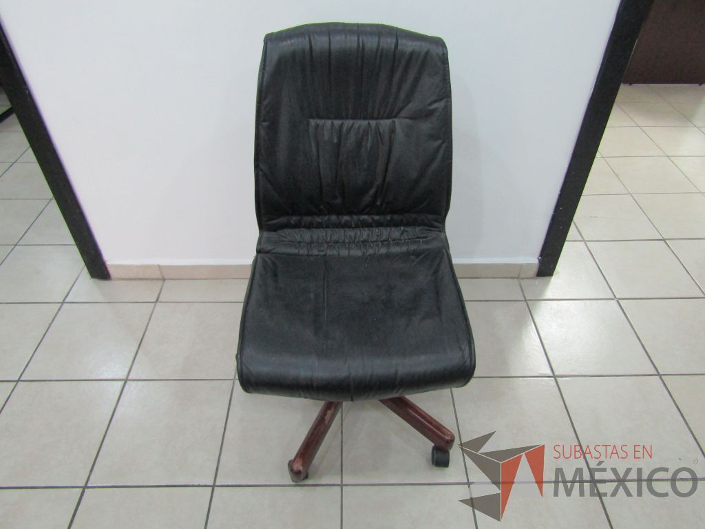 Silla operativa con ruedas, asiento y respaldo tipo piel color negro - Imagen 2