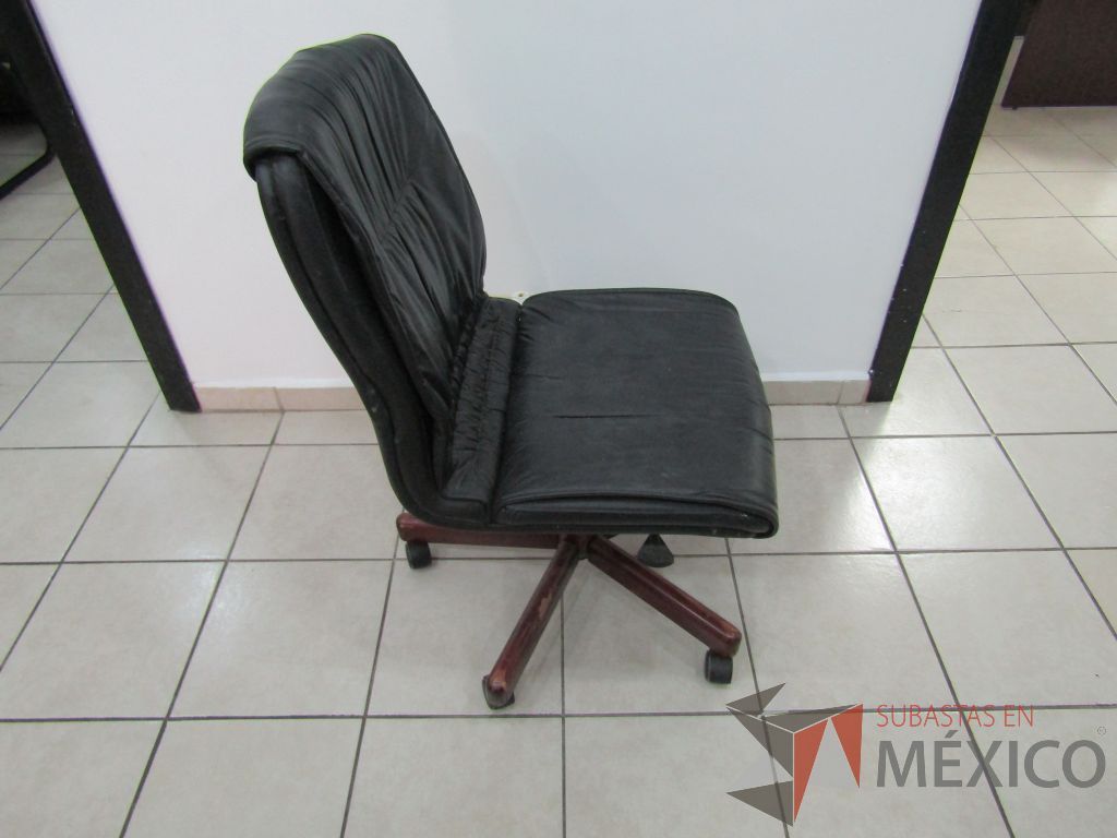 Silla operativa con ruedas, asiento y respaldo tipo piel color negro - Imagen 3