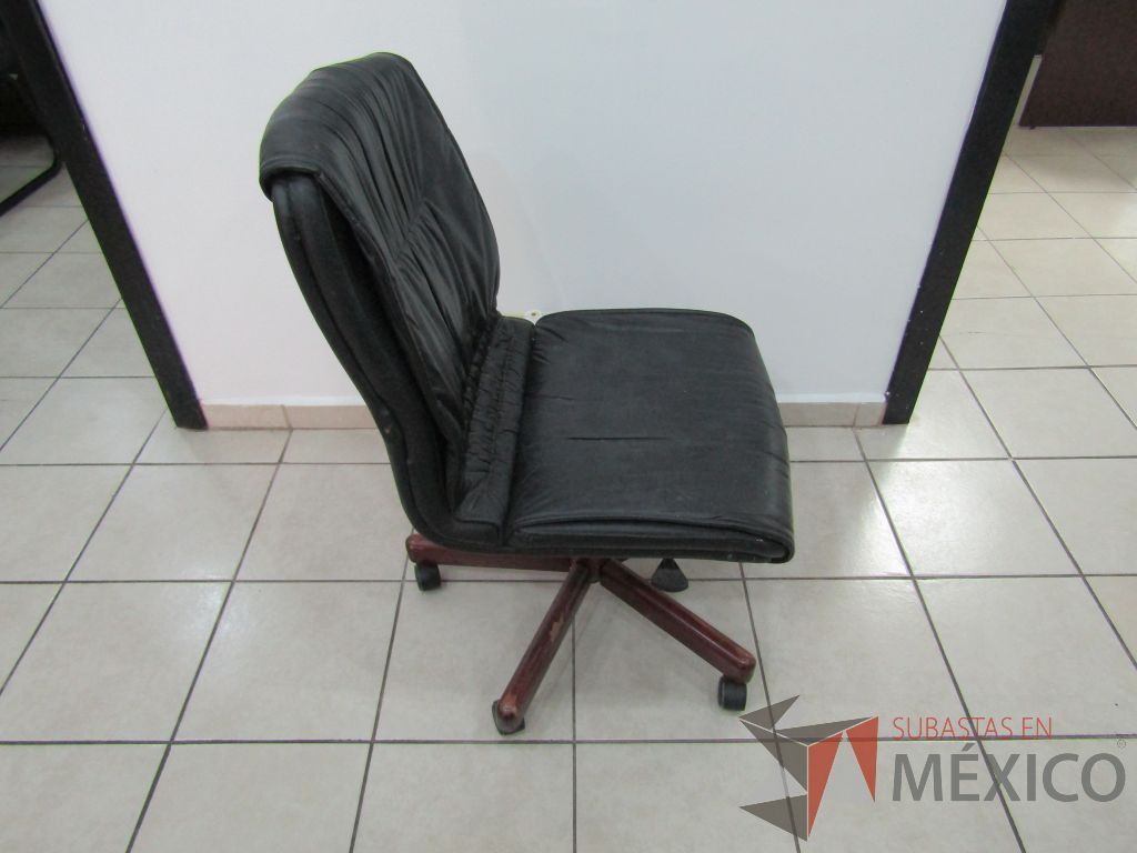 Silla operativa con ruedas, asiento y respaldo tipo piel color negro - Imagen 4