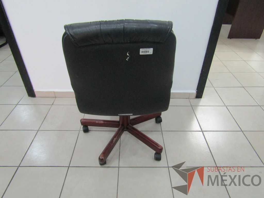 Silla operativa con ruedas, asiento y respaldo tipo piel color negro - Imagen 5