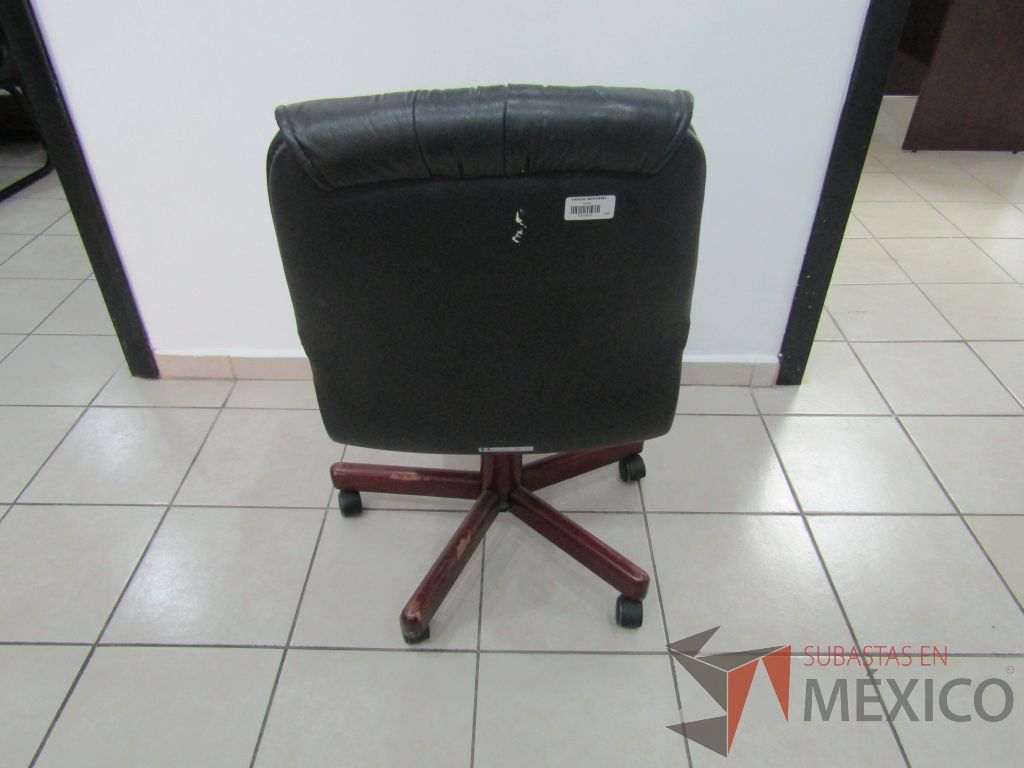 Silla operativa con ruedas, asiento y respaldo tipo piel color negro - Imagen 6