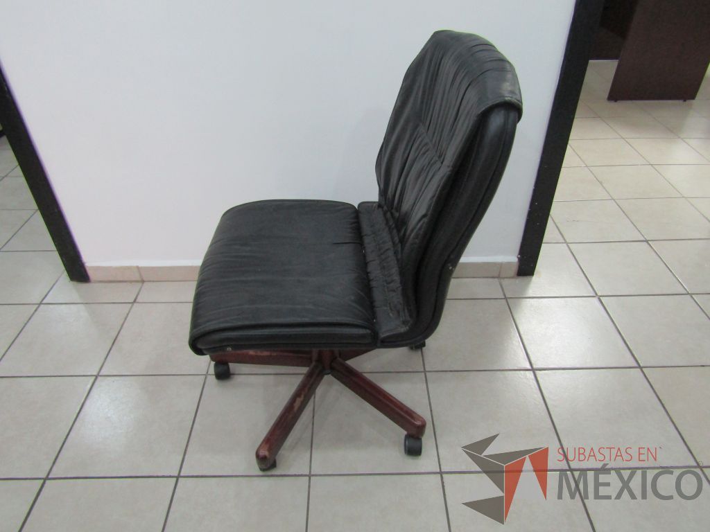 Silla operativa con ruedas, asiento y respaldo tipo piel color negro - Imagen 7