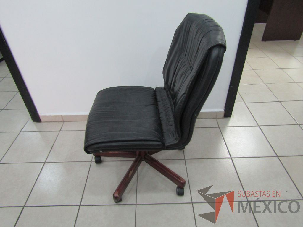 Silla operativa con ruedas, asiento y respaldo tipo piel color negro - Imagen 8