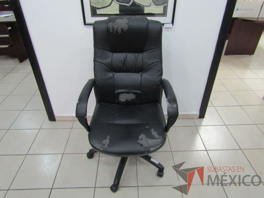 Silla operativa con ruedas, asiento y respaldo tipo piel color negro