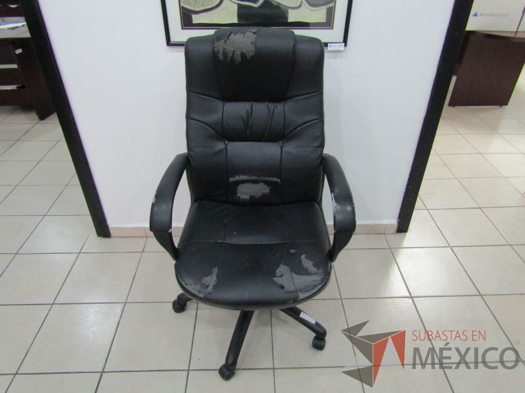Silla operativa con ruedas, asiento y respaldo tipo piel color negro - Imagen 2