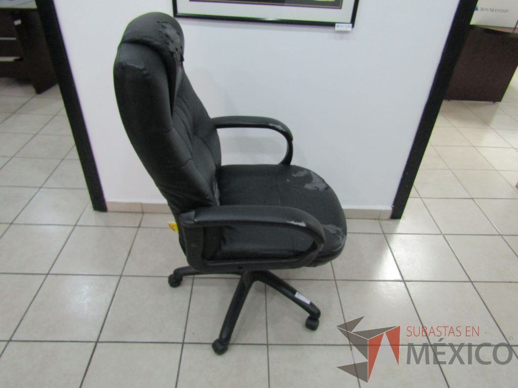 Silla operativa con ruedas, asiento y respaldo tipo piel color negro - Imagen 3