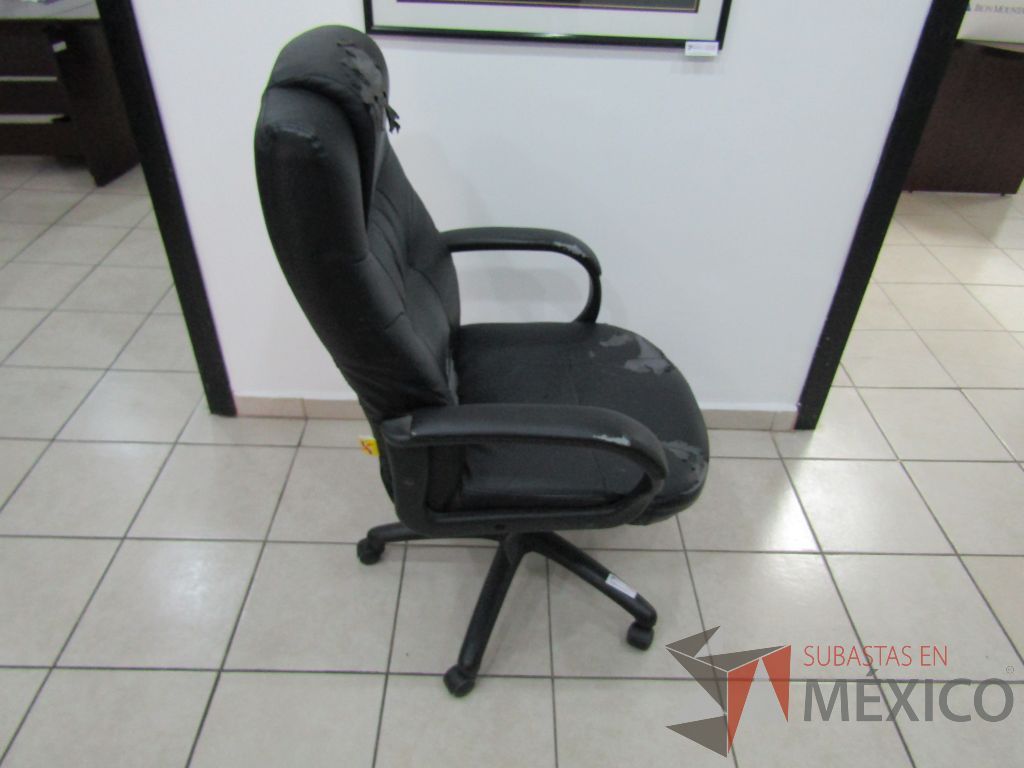 Silla operativa con ruedas, asiento y respaldo tipo piel color negro - Imagen 4