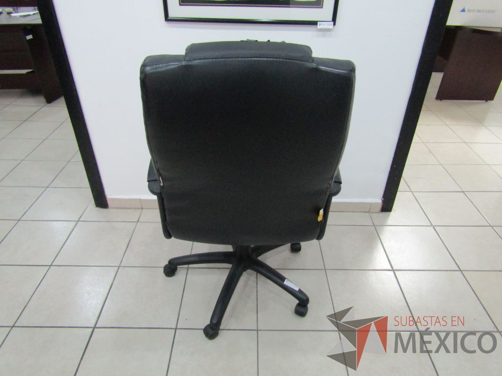Silla operativa con ruedas, asiento y respaldo tipo piel color negro - Imagen 5
