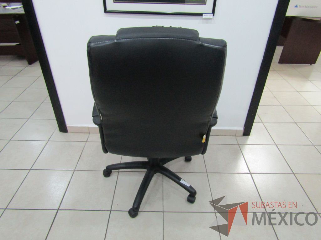 Silla operativa con ruedas, asiento y respaldo tipo piel color negro - Imagen 6