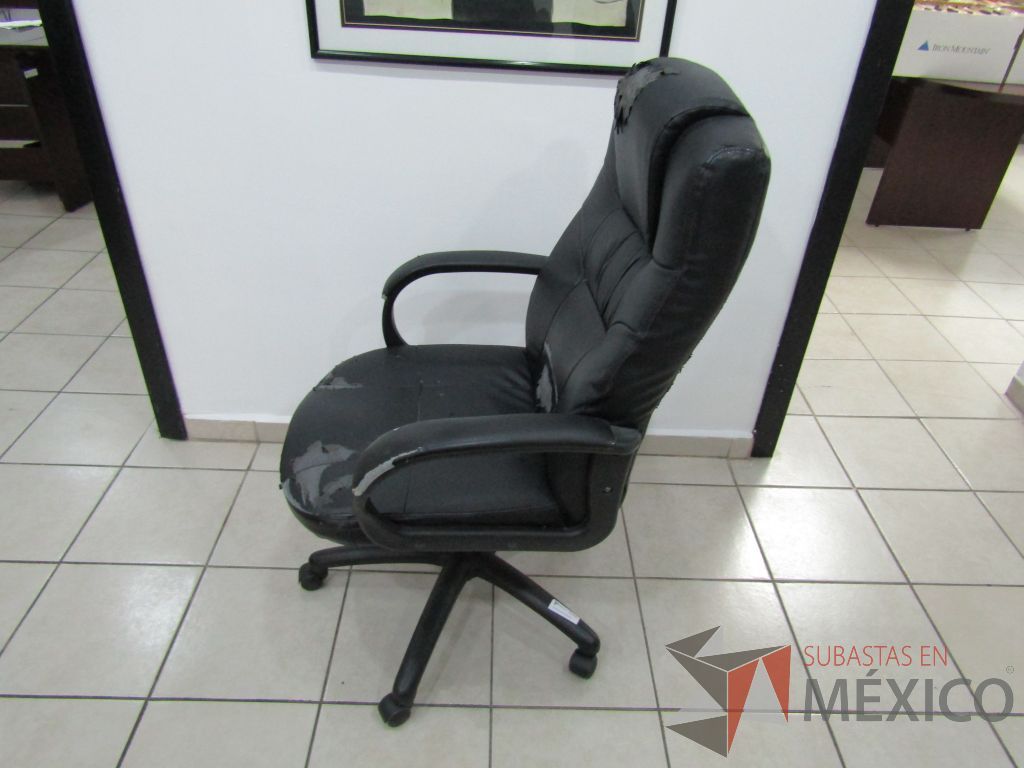 Silla operativa con ruedas, asiento y respaldo tipo piel color negro - Imagen 7