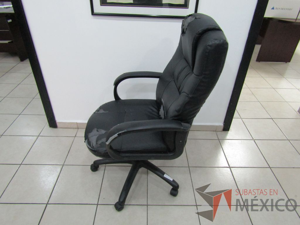 Silla operativa con ruedas, asiento y respaldo tipo piel color negro - Imagen 8