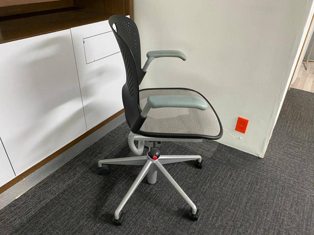 Lote 013 - Silla operativa con ruedas asiento en malla y respaldo liso color gris - Imagen 4
