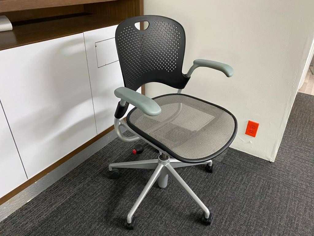 Lote 013 - Silla operativa con ruedas asiento en malla y respaldo liso color gris - Imagen 7