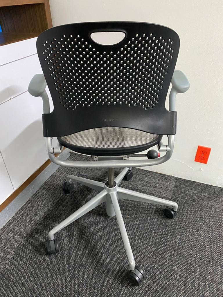 Lote 013 - Silla operativa con ruedas asiento en malla y respaldo liso color gris - Imagen 8