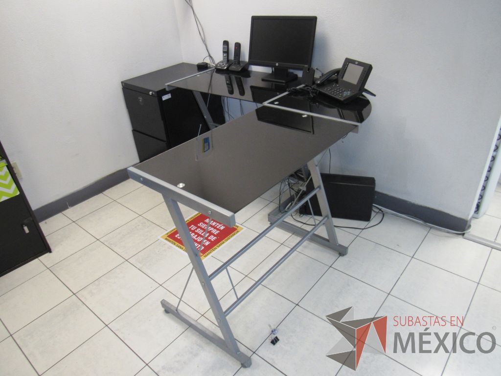 Lote 014 - Escritorio con superficie de vidrio en escuadra con archivero - Imagen 11