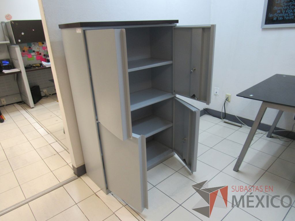 Lote 003 - Gabinete metálico alto de 4 puertas - Imagen 8