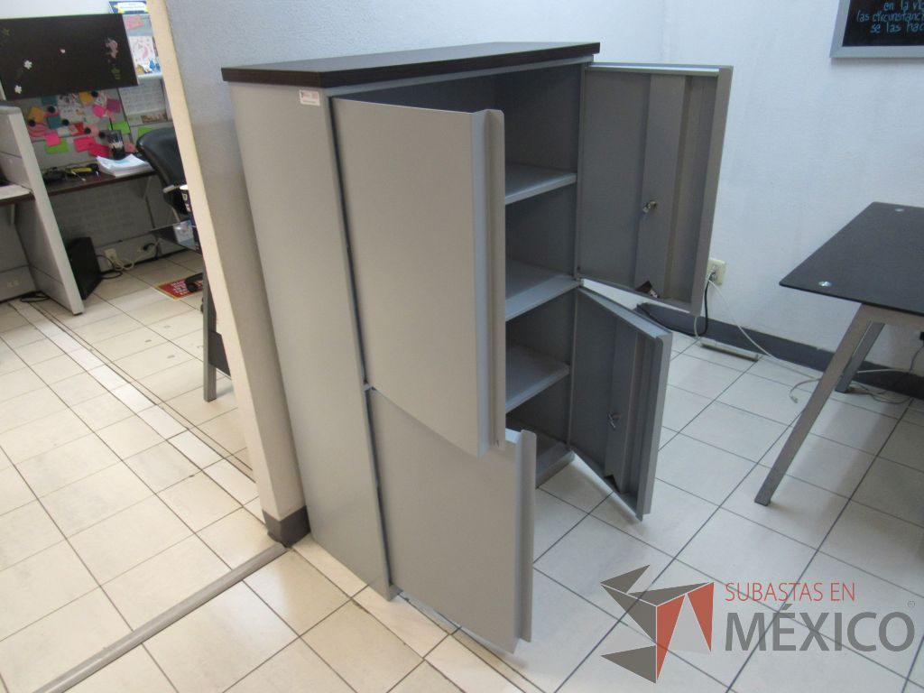 Lote 003 - Gabinete metálico alto de 4 puertas - Imagen 6
