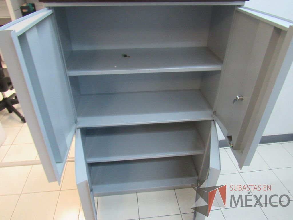Lote 003 - Gabinete metálico alto de 4 puertas - Imagen 4