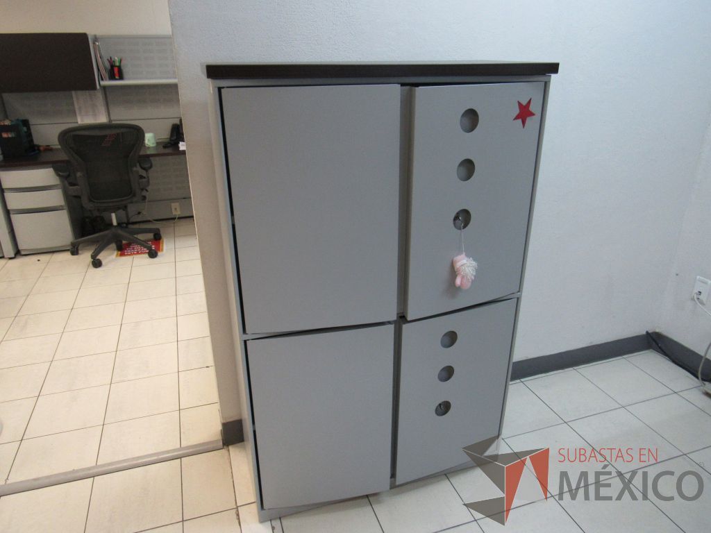 Lote 003 - Gabinete metálico alto de 4 puertas - Imagen 2