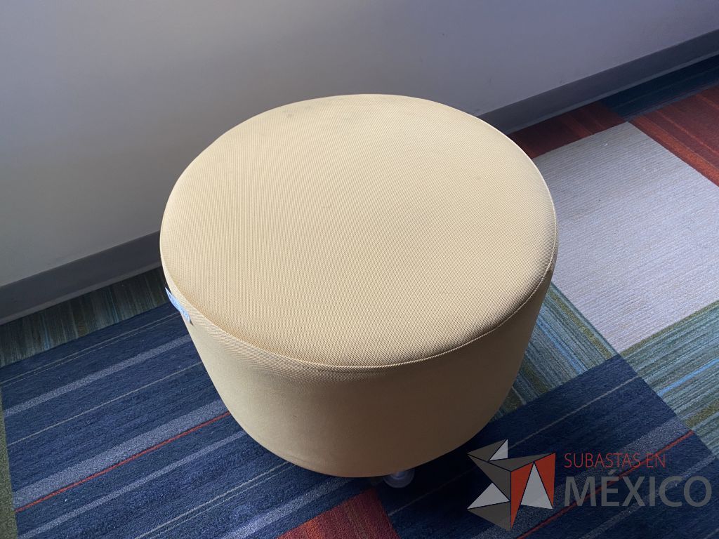 Lote 127 - Taburete circular de tela color amarillo con 4 patas metálicas - Imagen 3