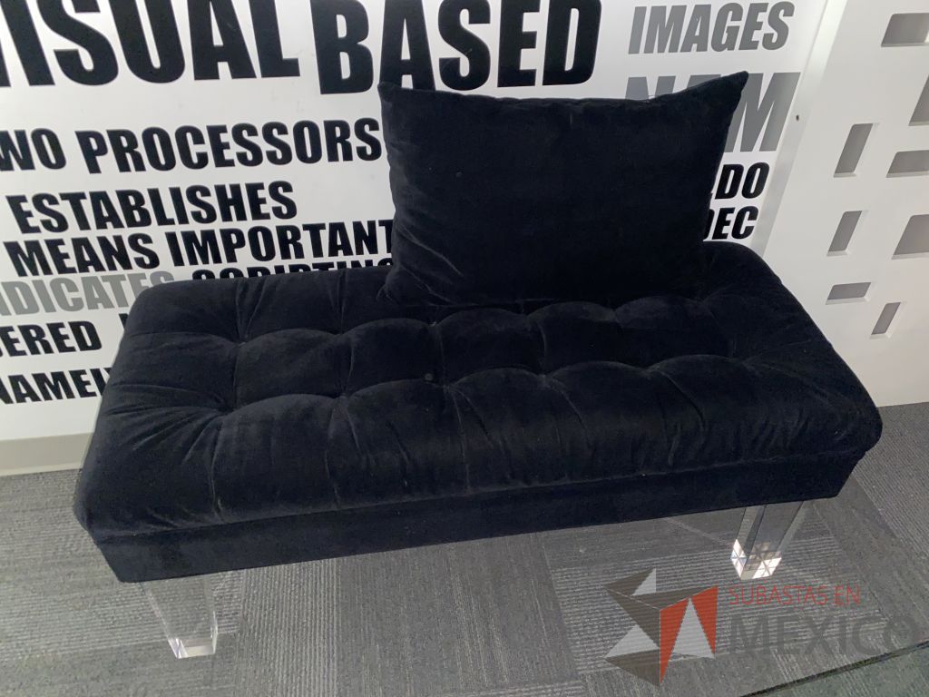 Lote 130 - Sillón de 2 plazas con base transparente, 2 cojines y asiento en tela color negro