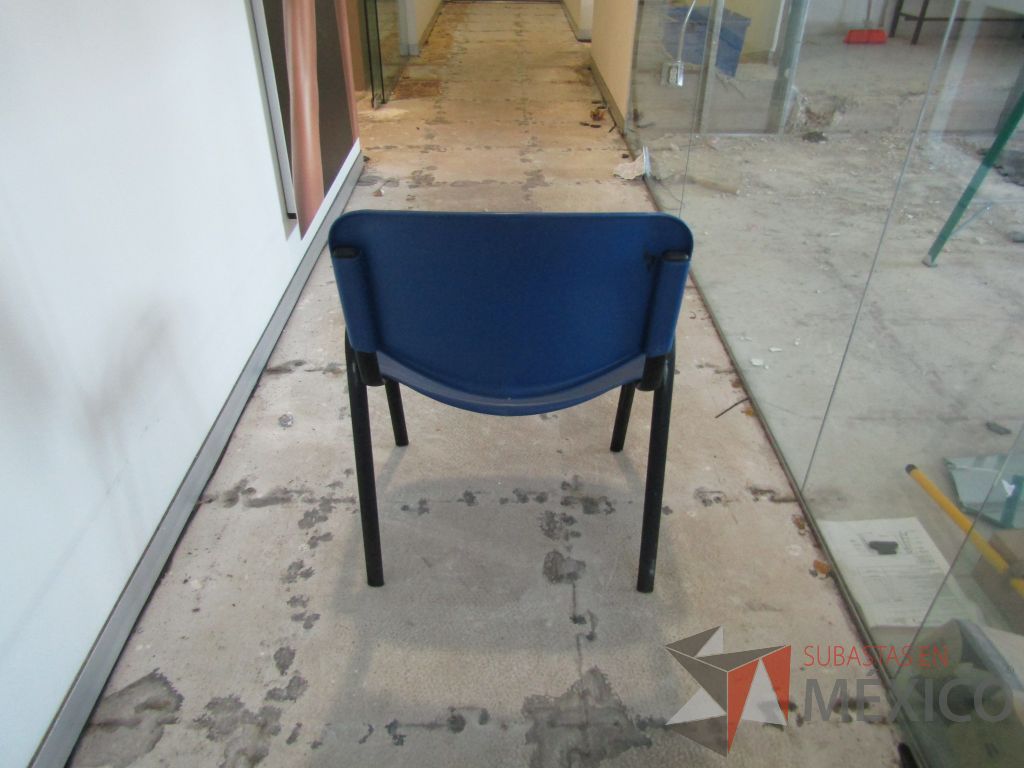 Lote 007 - 10 Sillas de visita con 4 patas metálicas con asiento y respaldo liso color azul - Imagen 5