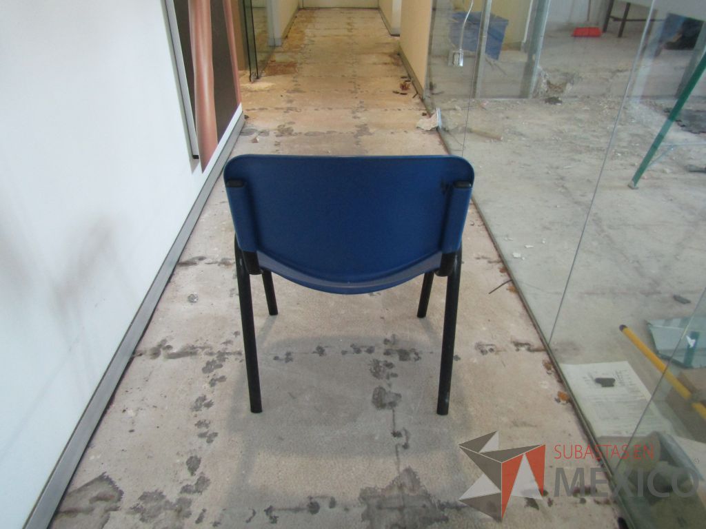 Lote 007 - 10 Sillas de visita con 4 patas metálicas con asiento y respaldo liso color azul - Imagen 6