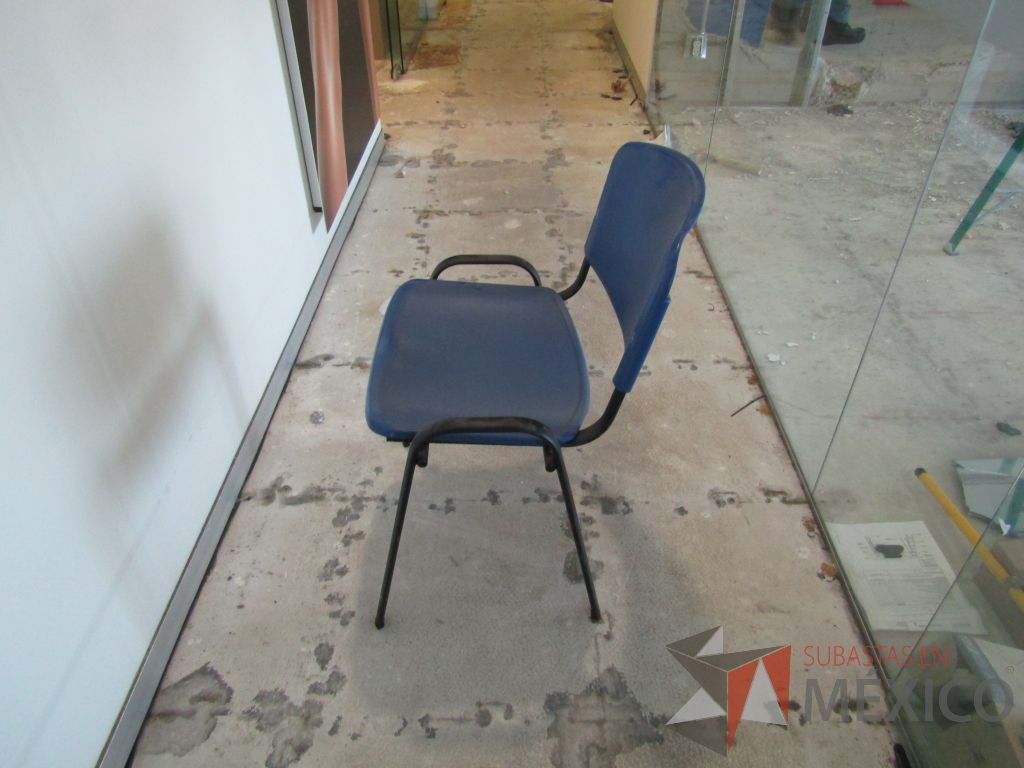 Lote 007 - 10 Sillas de visita con 4 patas metálicas con asiento y respaldo liso color azul - Imagen 7
