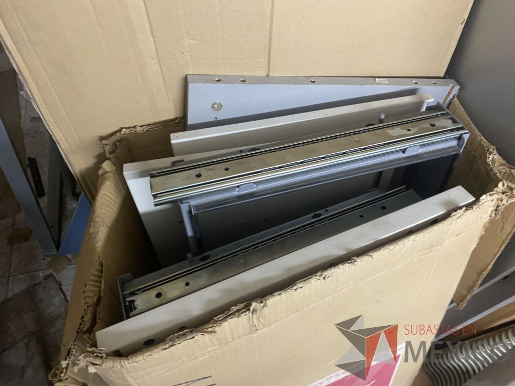 Lote 051 - 350 piezas de mampara y accesorios para estaciones de trabajo - Imagen 7
