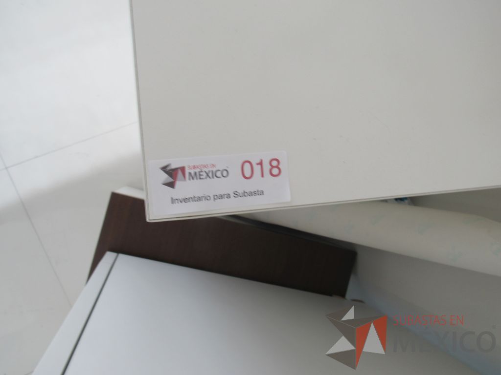 Lote 098 - 2 Gabinetes metálicos con 1 cubierta, 4 puertas y 4 entrepaños color blanco. - Imagen 2
