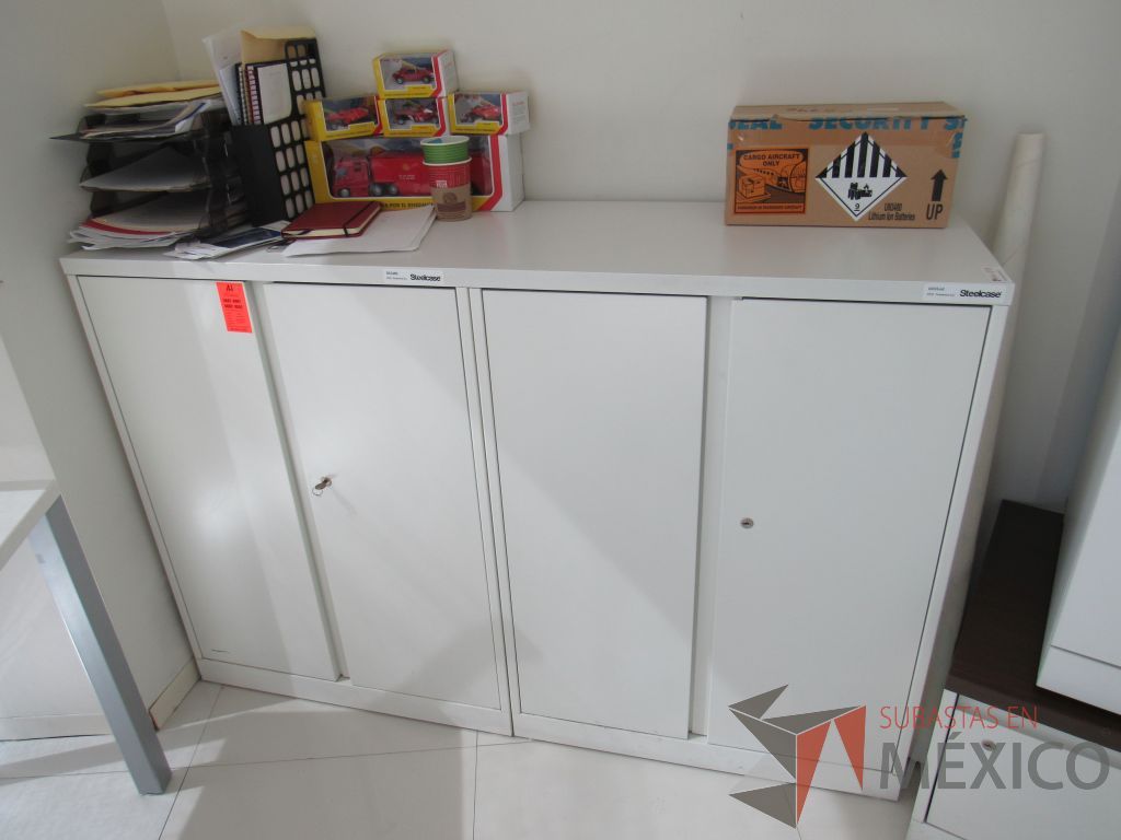Lote 098 - 2 Gabinetes metálicos con 1 cubierta, 4 puertas y 4 entrepaños color blanco.