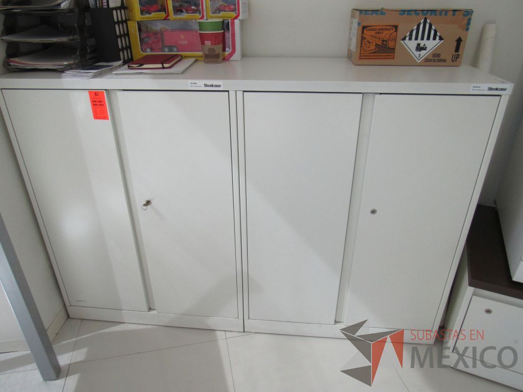 Lote 098 - 2 Gabinetes metálicos con 1 cubierta, 4 puertas y 4 entrepaños color blanco. - Imagen 3