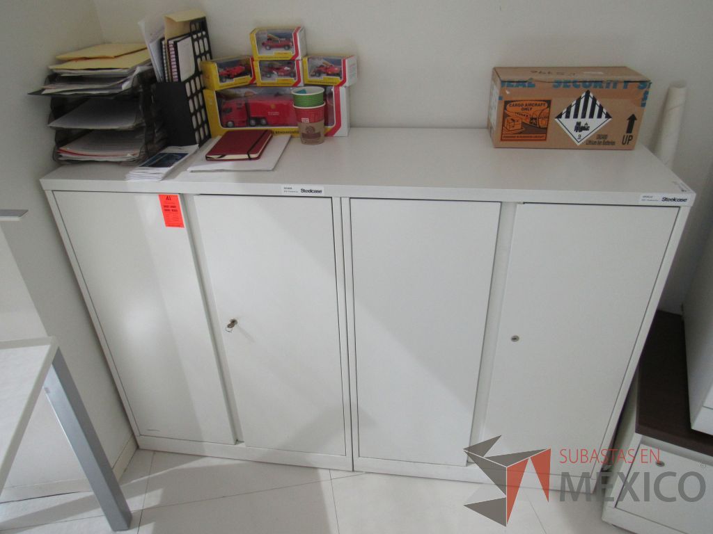 Lote 098 - 2 Gabinetes metálicos con 1 cubierta, 4 puertas y 4 entrepaños color blanco. - Imagen 4