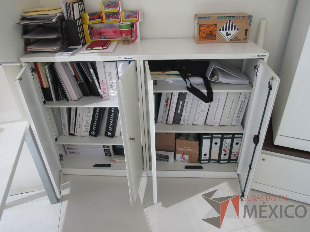 Lote 098 - 2 Gabinetes metálicos con 1 cubierta, 4 puertas y 4 entrepaños color blanco. - Imagen 5