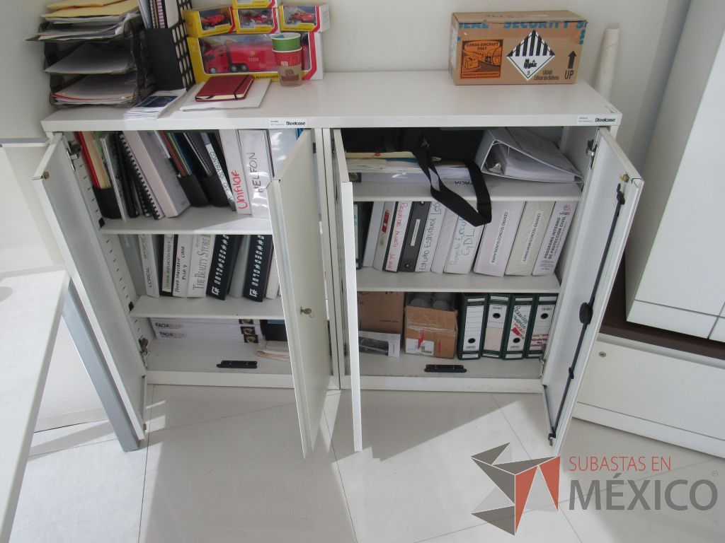 Lote 098 - 2 Gabinetes metálicos con 1 cubierta, 4 puertas y 4 entrepaños color blanco. - Imagen 6