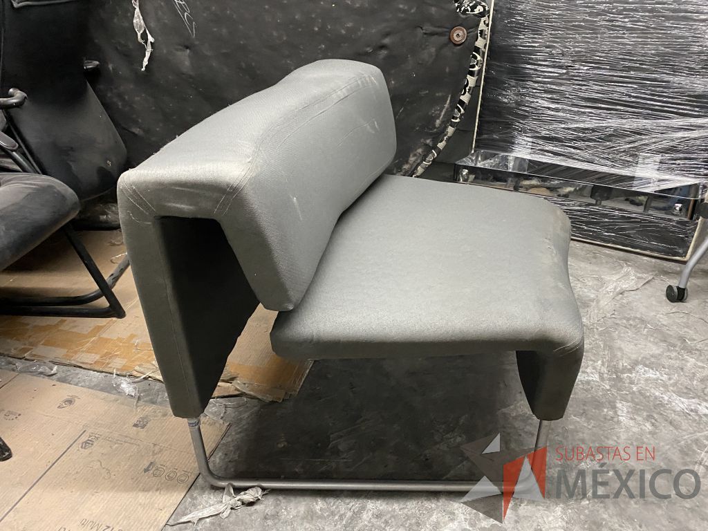 Lote 042 - 2 Sillones de 1 plaza con base metálica, asiento y respaldo en tela color gris - Imagen 3