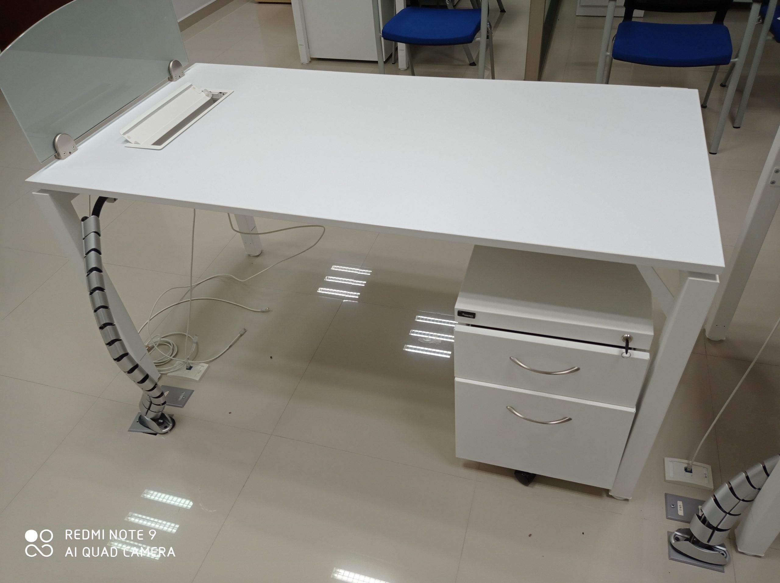 Lote 002 - Escritorio para 1 persona con division de vidrio cubierta de color blanco