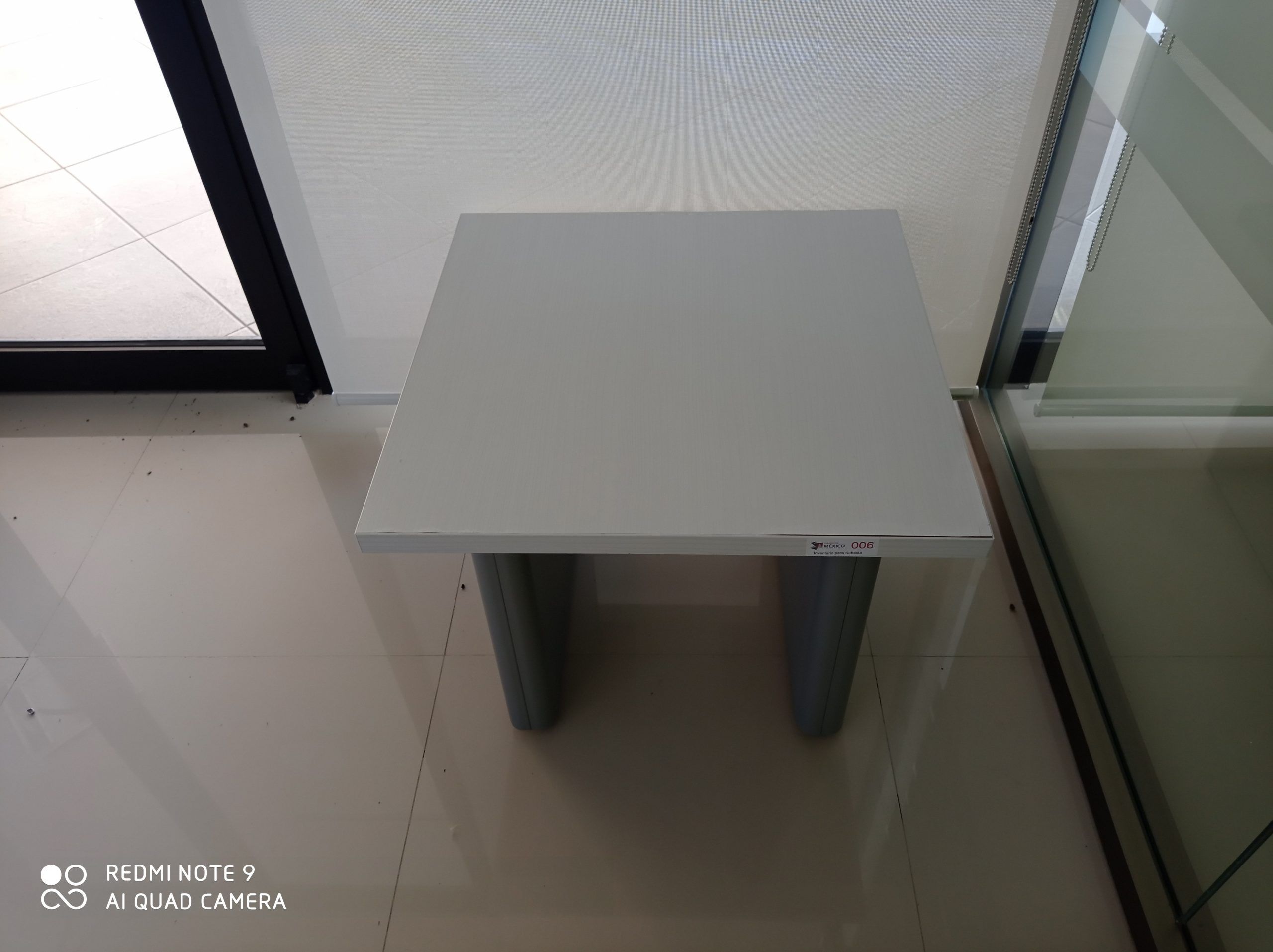 Lote 006 - Mesa de apoyo cubierta de color blanca y base de metal - Imagen 2