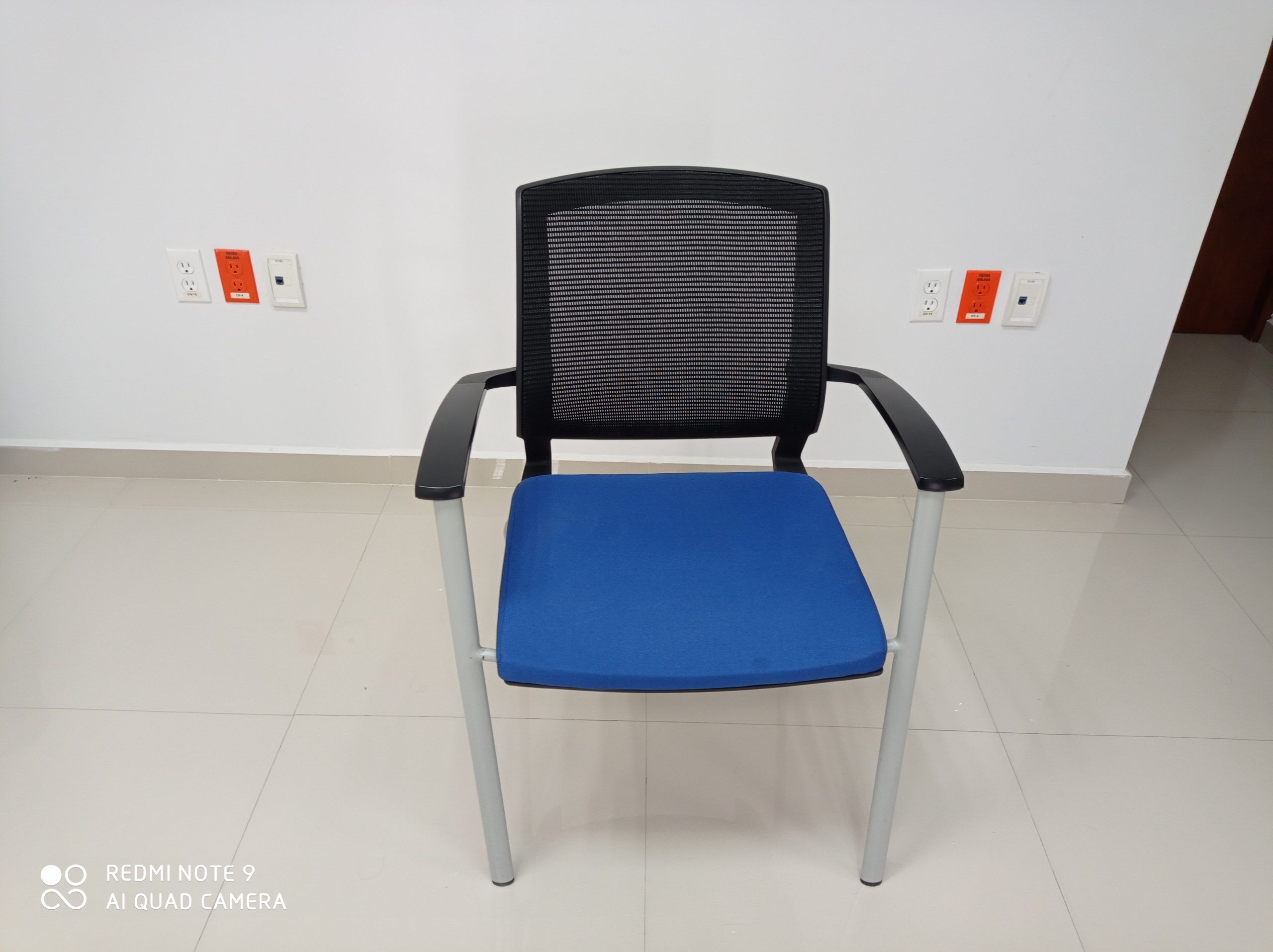 Lote 009 - 12 Sillas fijas,descansabrazos fijos,asiento en tela azul ,respaldo en malla negra - Imagen 2