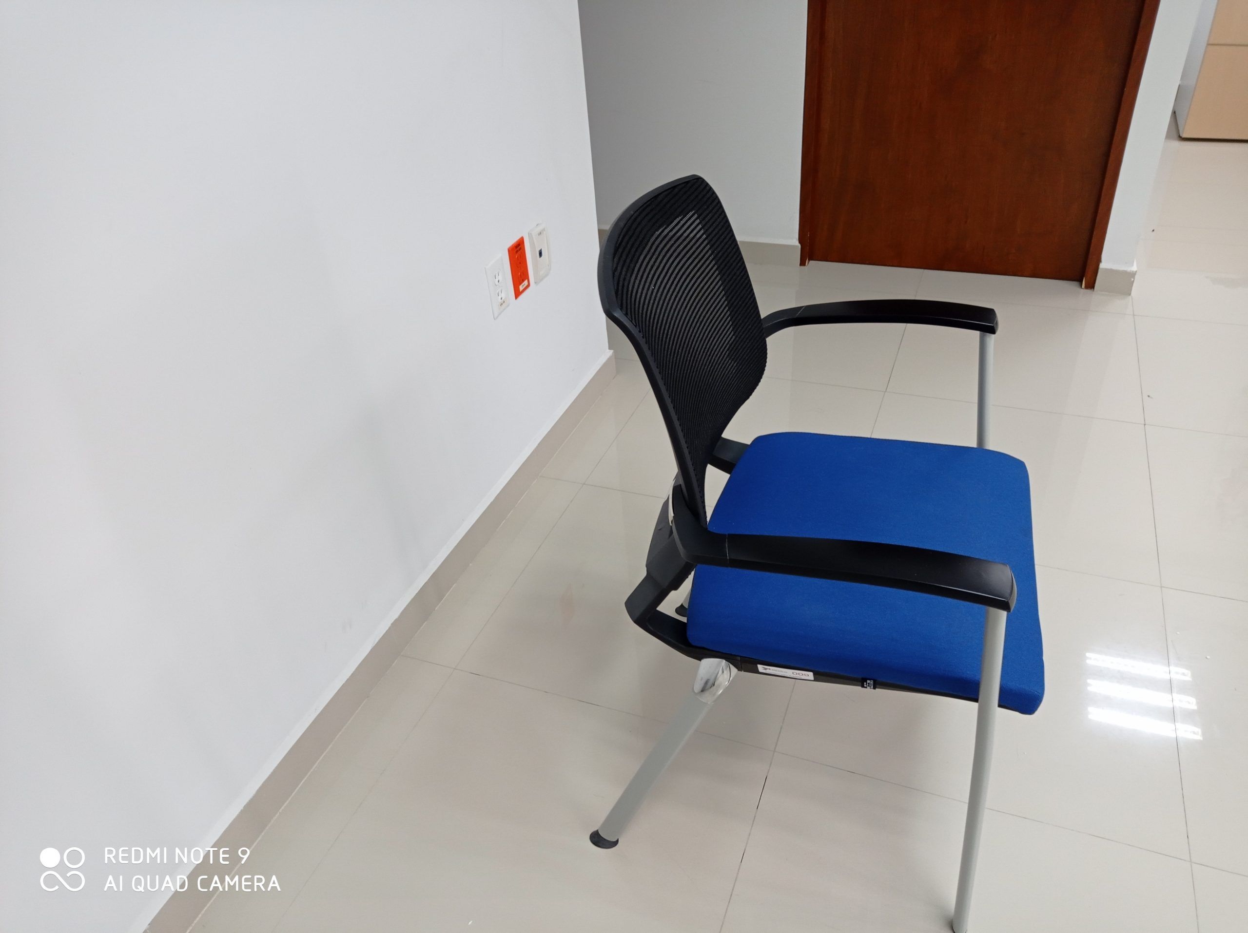Lote 009 - 12 Sillas fijas,descansabrazos fijos,asiento en tela azul ,respaldo en malla negra - Imagen 3