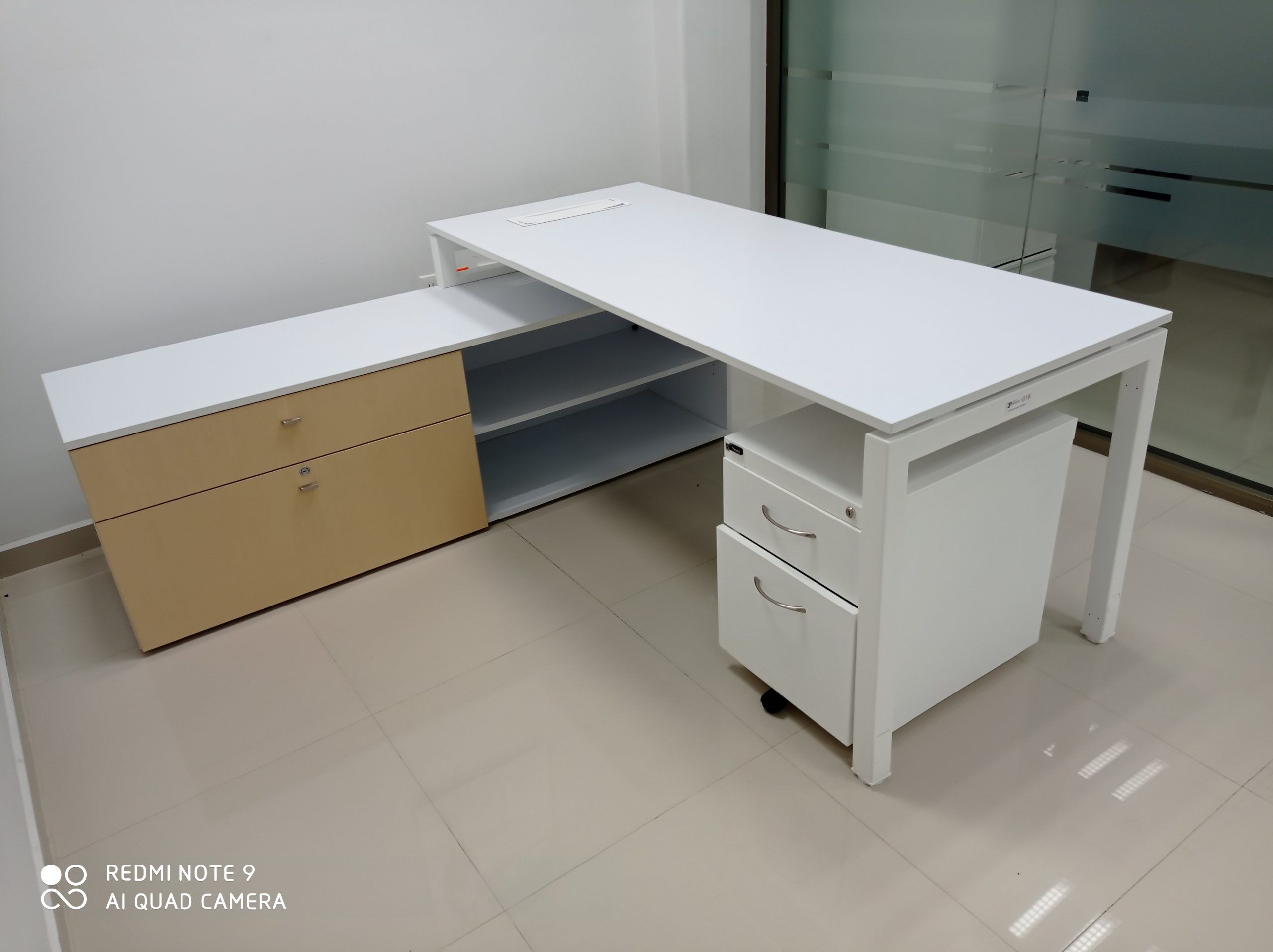 Lote 013 - Escritorio con cubierta de color blanca con credenza de color biege - Imagen 2