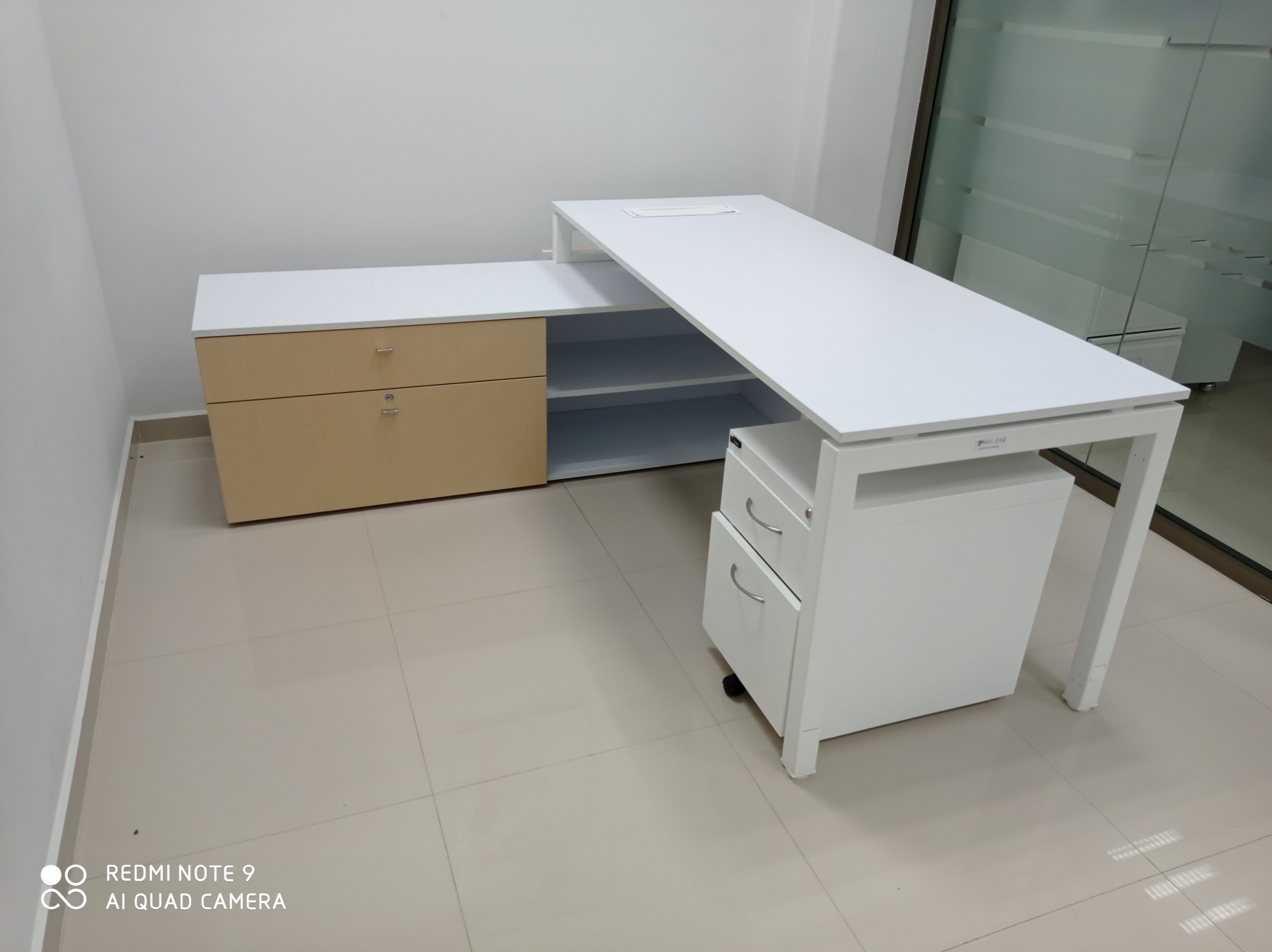 Lote 013 - Escritorio con cubierta de color blanca con credenza de color biege - Imagen 3