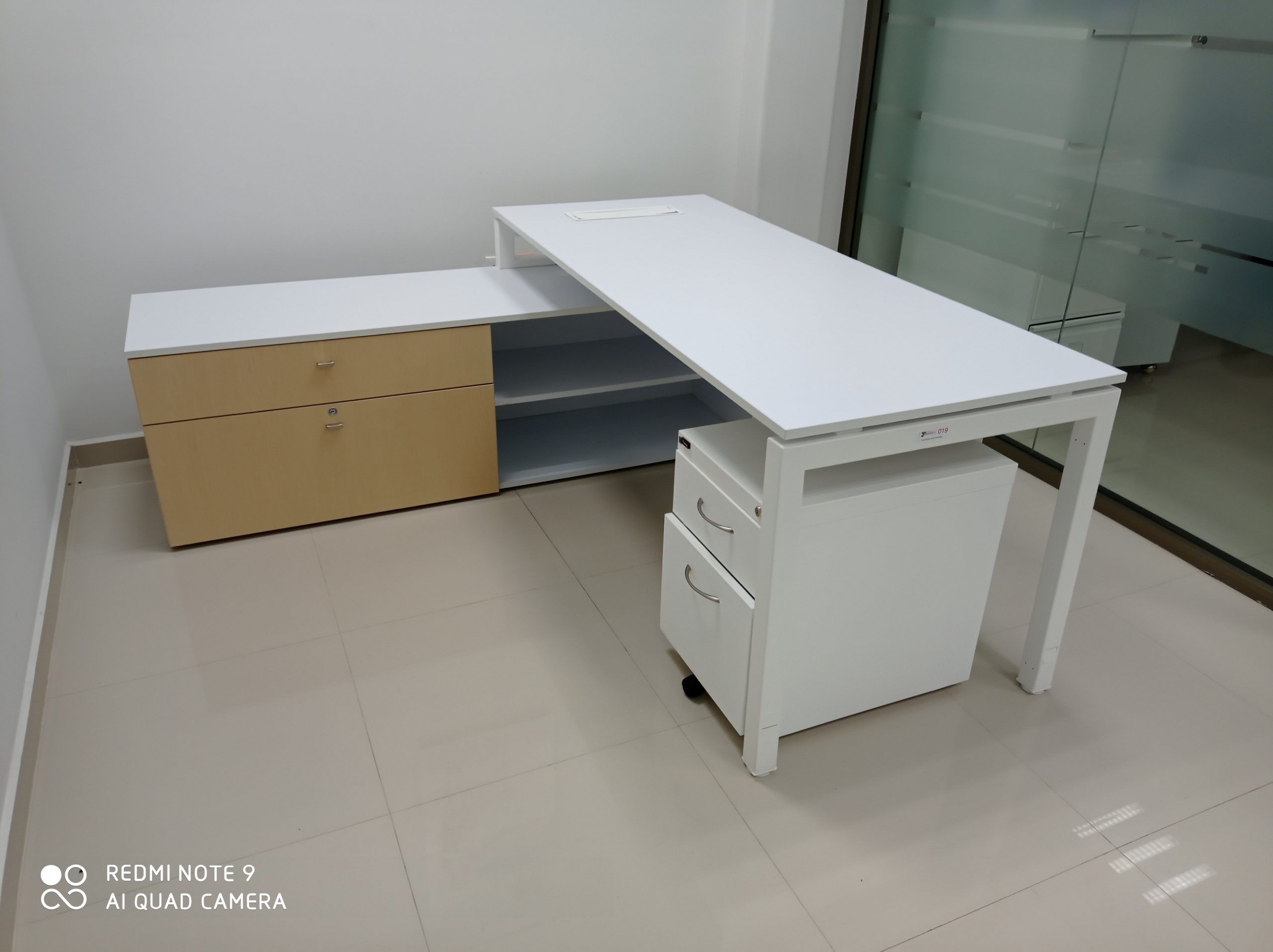Lote 013 - Escritorio con cubierta de color blanca con credenza de color biege - Imagen 4