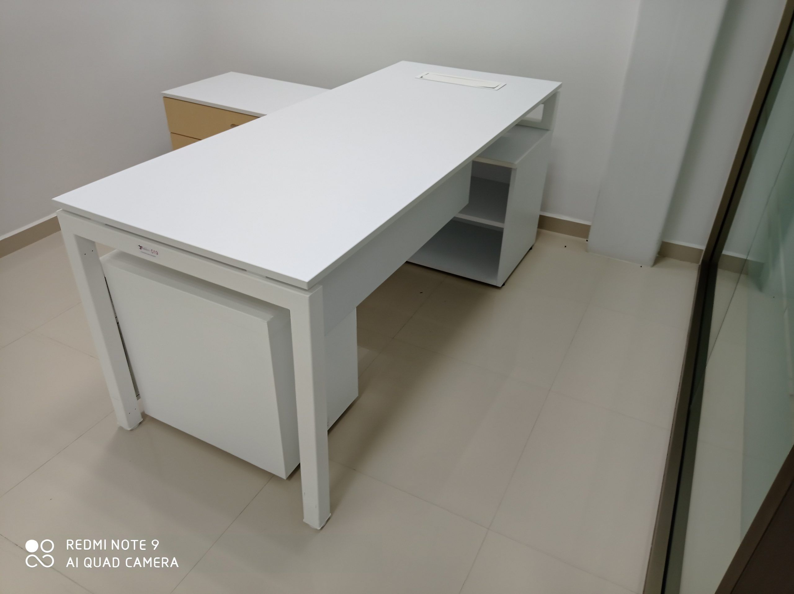 Lote 013 - Escritorio con cubierta de color blanca con credenza de color biege - Imagen 9