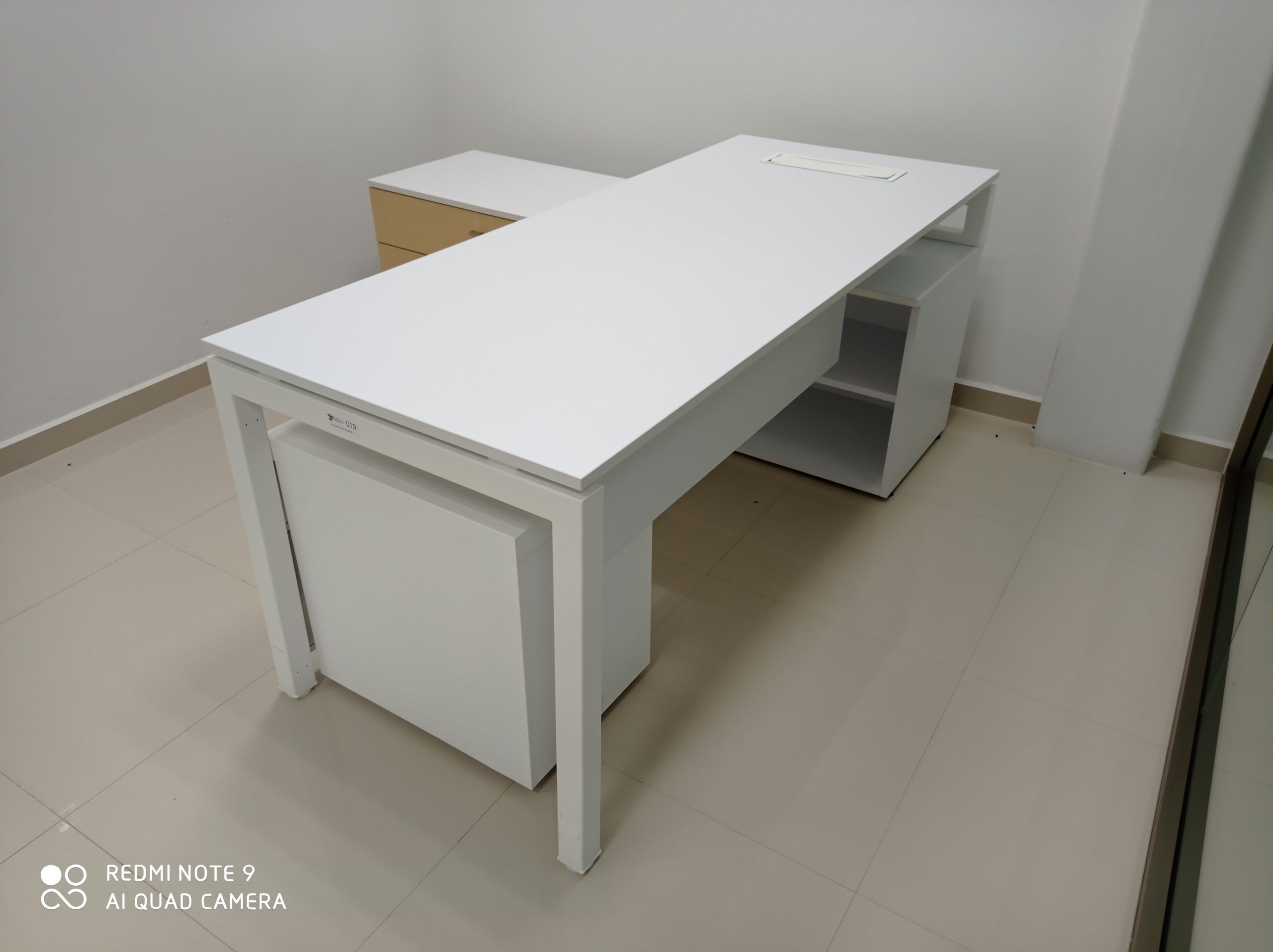 Lote 013 - Escritorio con cubierta de color blanca con credenza de color biege - Imagen 5