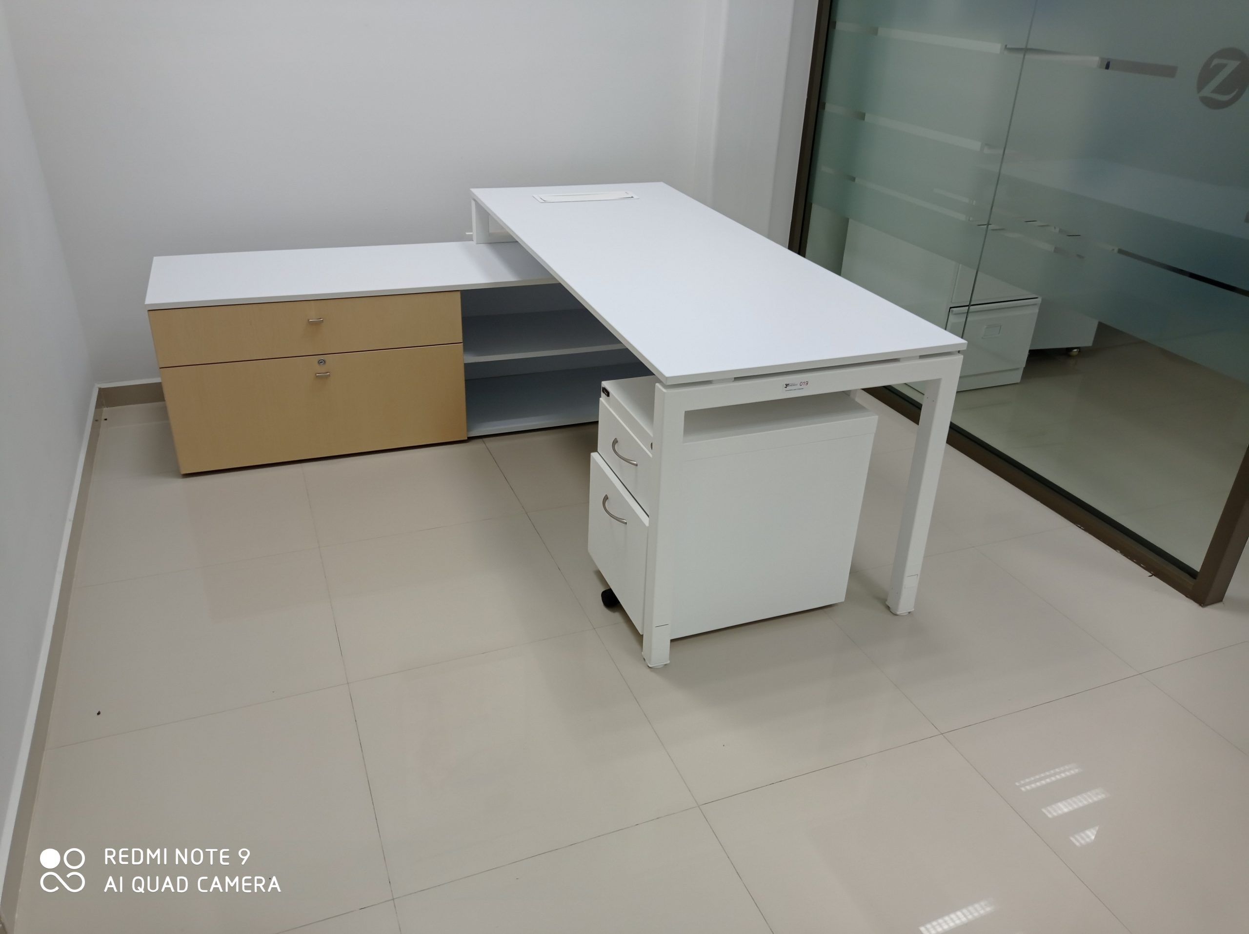 Lote 013 - Escritorio con cubierta de color blanca con credenza de color biege - Imagen 6